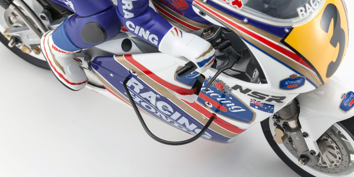 k.34932b-moto-18-hanging-on-racer-honda-nsr-1991-kit-kyosho (2) Moto 1/8 Hanging On Racer Honda NSR 1991 KIT Kyosho - Image 3
