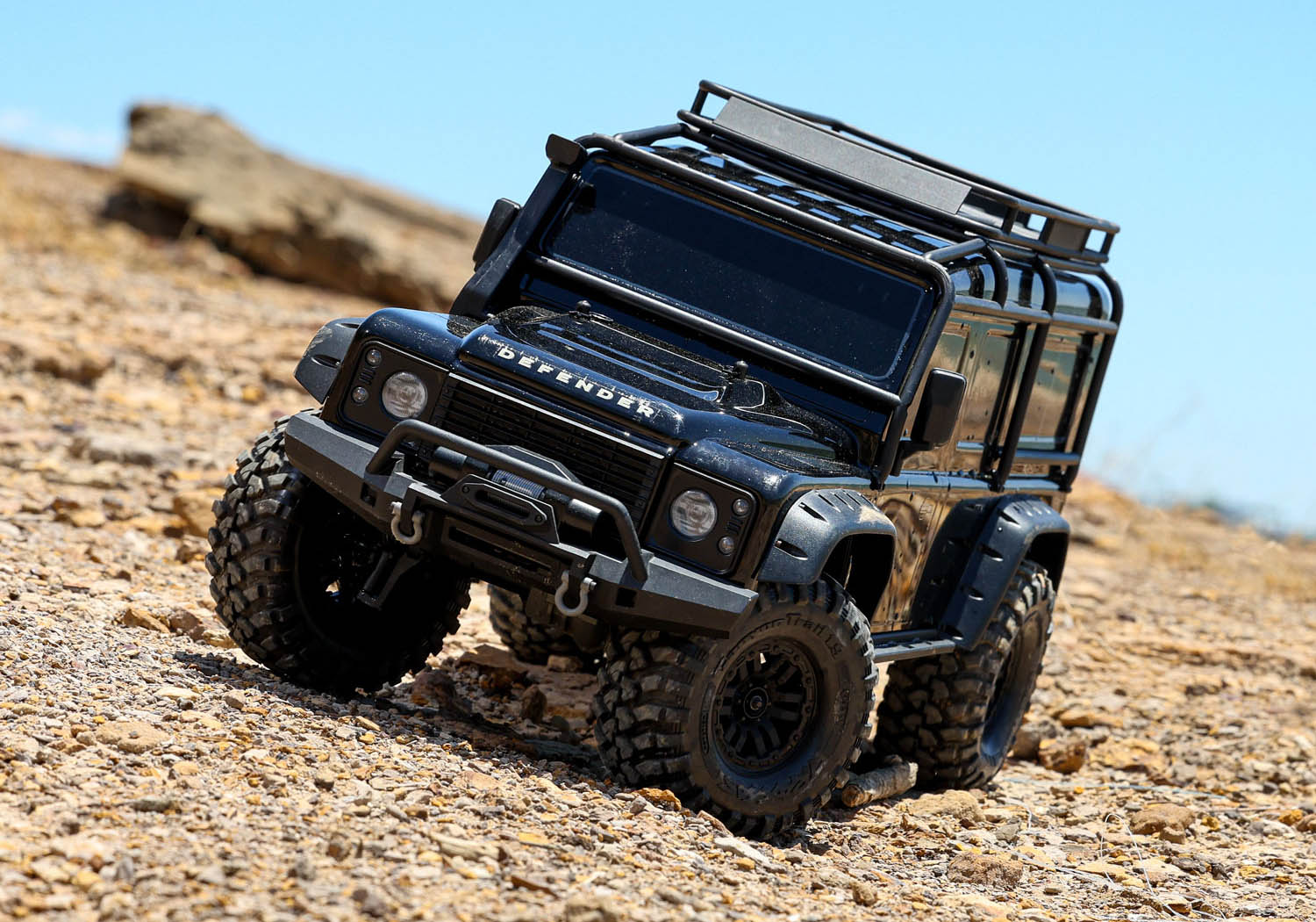 82056-84blk-trx4-defender-110-scale-and-trail-crawler-black-winch-and-remote-traxxas (3) TRX4 Defender 1/10 Scale And Trail Crawler Black Winch and Remote Traxxas - Image 3