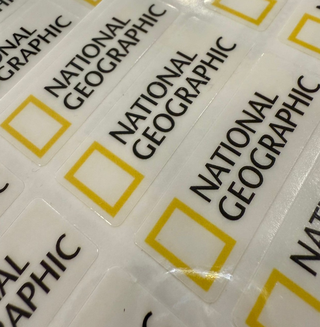Autocolante 110 Tipo National Geographic48x17mm Fundo Transparente Smart RC Parts Autocolante 1/10 Tipo National Geographic 48x17mm Fundo Transparente Smart RC Parts - Image 1
